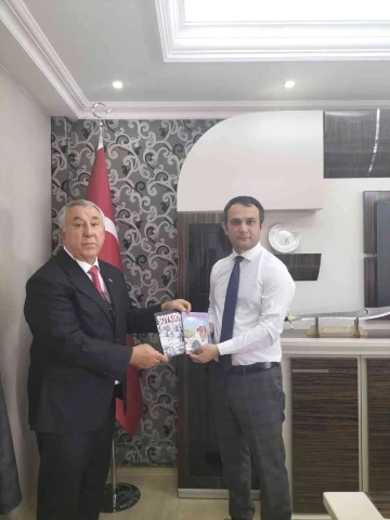 Serdar Ünsal “Yüreğim İrevan’da Kaldı “romanını Vali Yardımcısı Abdulkadir Şahin’e hediye etti
