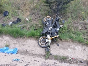 Seyir halindeki otomobile arkadan çarpan motosiklet sürücüsü hayatını kaybetti
