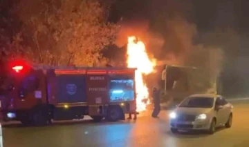 Bursa'da seyir halindeki servis otobüsü alev alev yandı