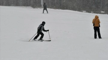 Sezonu açamayan Cıbıltepe Kayak Merkezi kar yağışıyla hareketlendi
