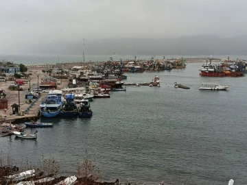 Şiddetli poyraz nedeniyle balıkçı tekneleri Amasra Limanı’na sığındı
