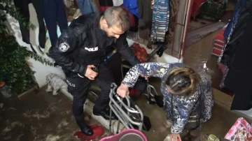 Engelli kadınla yaşlı anneyi sel basan evden polis kurtardı!