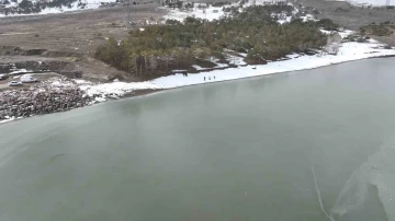 Sıhke Gölü kısmen buz tuttu
