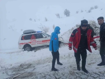 Siirt’te kardan kapanan yolda mahsur kaldığı araçlar kurtarıldı
