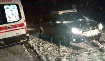 Siirt’te karlı kapalı yollarda hastaların imdadına karla mücadele ekipleri yetişti
