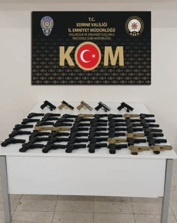 Silah kaçakçısı Bulgar çift Türk polisine takıldı: Otomobillerinde 59 tabanca yakalandı