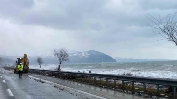 Sinop’ta 3 metrelik dev dalgalar yola taştı

