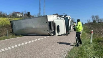 Sinop’ta devrilen kamyonun sürücüsü yaralandı
