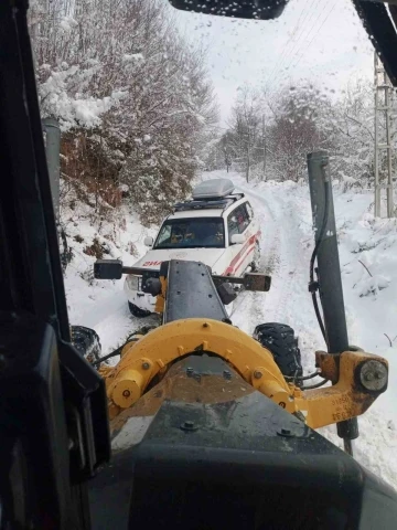 Sinop’ta karla kaplı yol açılarak hastaya müdahale edildi
