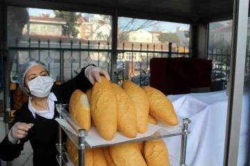 Sinop’ta öğrencilerin ürettiği ekmekler uygun fiyata halka satılıyor
