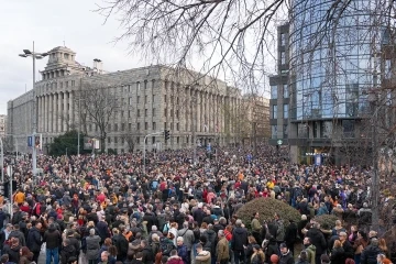 Sırbistan’da seçim protestoları sürüyor: Binlerce kişi seçimlerin tekrarını istedi
