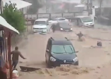 Şırnak’ta sel sularına kapılan kadın ve çocuğu vatandaşlar kurtardı
