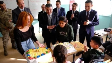 Şırnak Valisi Cevdet Atay’dan annesi vefat eden öğrenciye sürpriz doğum günü ziyareti
