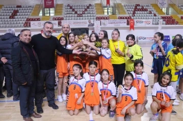 Sivas’ta düzenlenen okullar arası hentbolda kupalar sahiplerini buldu
