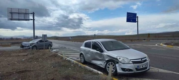 Sivas’ta otomobiller çarpıştı: 2 yaralı

