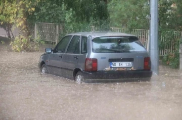 Sivas’ta sağanak yağış hayatı felç etti
