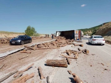 Sivas’ta tomruk yüklü kamyon devrildi: 1 ölü 1 yaralı
