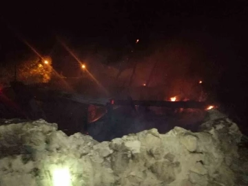 Sivas’ta yangın, 5 samanlık 2 ahır yandı: 9 hayvan telef oldu
