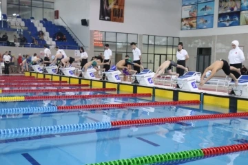 Sivas’ta yüzme grup yarışları yapıldı
