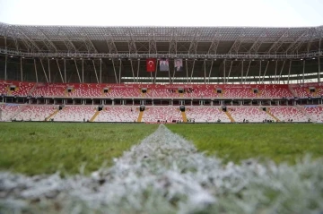 Sivasspor - Beşiktaş maçı öncesi zeminin son durumu
