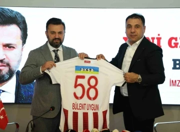 Sivasspor’un yeni teknik direktörü Bülent Uygun imzayı attı
