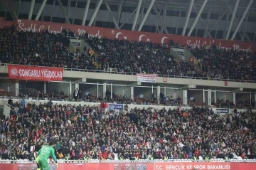 Sivassporlu taraftarlar stadyumun büyük bölümünü doldurdu
