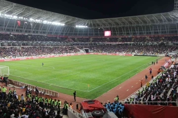 Sivassporlu taraftarlardan stadyum tepkisi!

