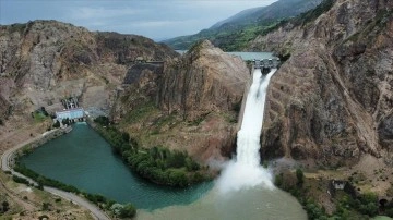 Sivas'ta Kılıçkaya Barajı doldu, kapakları açıldı