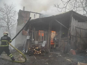 Sobadan sıçrayan kıvılcım evi yaktı, uykudaki kişiyi komşuları kurtardı