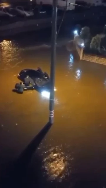 Sokak gölete döndü, suya gömülen otomobili vatandaşlar kurtardı
