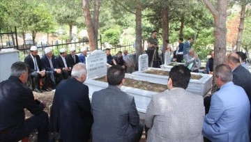 Solingen faciasında hayatını kaybedenler Amasya'daki kabirleri başında anıldı