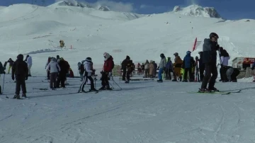 Sömestiri fırsat bilen kayakçılar Erciyes’i doldurdu
