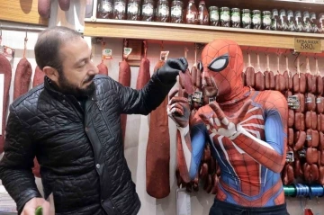 Spider-Man Kayseri pastırmasını ilk kez yedi, tadına bayıldı
