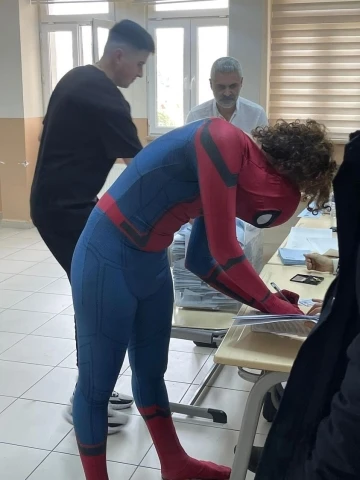 Spiderman kıyafeti ile oy kullandı

