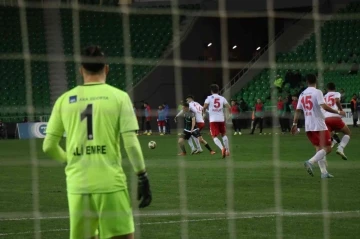 Sakaryaspor, Altınordu'yu 2 golle devirdi