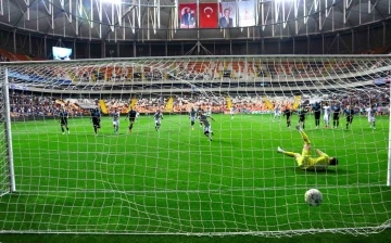 Spor Toto Süper Lig: Adana Demirspor: 2 - Corendon Alanyaspor: 2 (İlk yarı)
