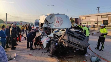 Sporcuları taşıyan minibüs kamyona çarptı: 1 ölü, 16 yaralı