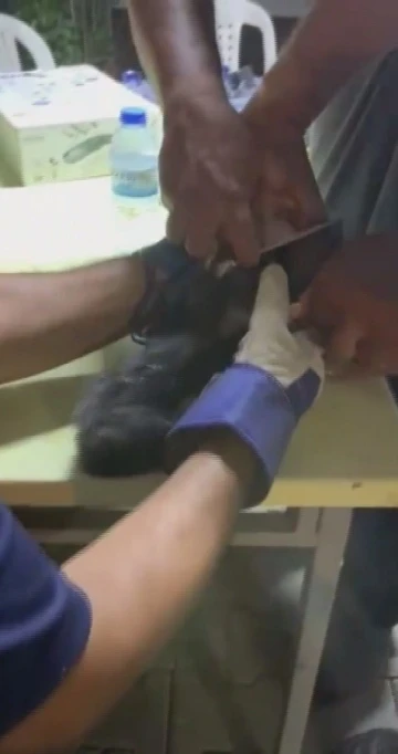 Su borusuna sıkışan yaramaz kedi, boru kesilerek kurtarıldı
