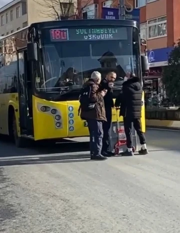 Sultanbeyli’de İETT otobüsünde kutu krizi: Otobüse alınmayınca yolu kapattı
