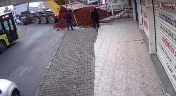 Sultanbeyli’de kiracısından fazlan kira isteyen dükkan sahibi, dükkanın önüne kamyonla kum döktürdü

