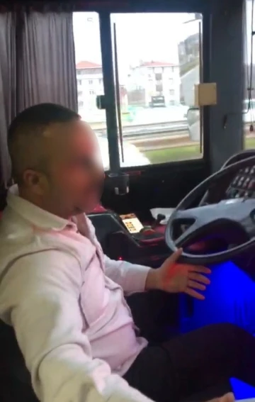 Sultanbeyli’de otobüs şoförü direksiyonu bırakıp öğretmene saldırdı
