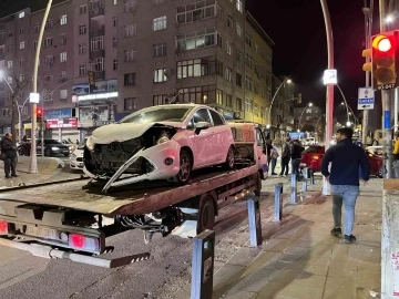 Sultangazi’de iki otomobil çarpıştı: 2 yaralı
