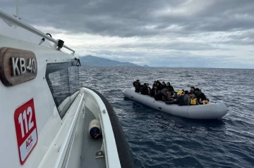 Sürüklenen lastik bottaki 22’si çocuk 47 göçmen kurtarıldı
