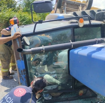 Susurluk’ta saman yüklü traktör devrildi: 1 yaralı
