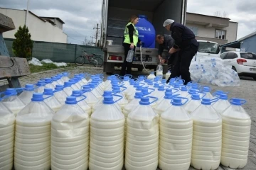 Süt üreticilerinden depremzedelere süt desteği
