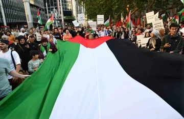 Sydney’de Opera Binası’nın İsrail bayrağı renkleriyle aydınlatılması protesto edildi
