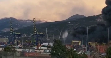 T70 yangın söndürme helikopterinin İskenderun Limanı’ndaki yangına müdahalesi devam ediyor
