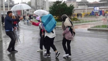 Taksim’de aniden bastıran yağış vatandaşlara zor anlar yaşattı
