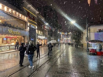 Taksim’de yılın il karı lapa lapa yağdı
