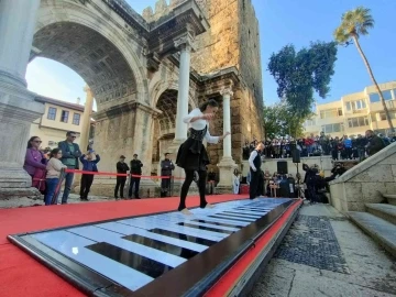 Antalya'da ayakla piyano şovu!